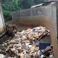 centang-perenang-sampah-di-tanggul-baswedan-usai-banjir-di-jatipadang