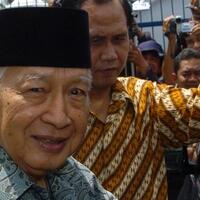 sisi-humoris-soeharto-saat-pidato-ajak-audiens-berdiri-suasana-tegang-berubah-tawa
