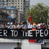 myanmar-memanas-pendukung-pro-militer-bentrok-dengan-warga