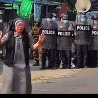 tangisan-suster-di-myanmar-yang-berlutut-memohon-kepada-polisi-agar-demonstran