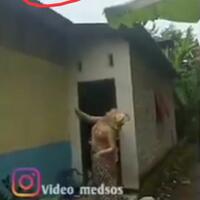 mitos-atau-fakta-melempar-celana-dalam-bekas-ke-atap-bisa-menghentikan-hujan