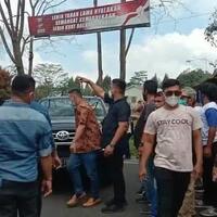 massa-klb-usir-rombongan-pd-sumut