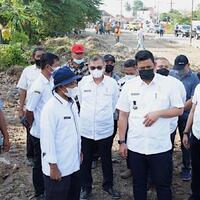 bobby-perintahkan-dinas-pu-beton-jalan-ke-pasar-lau-cih-harus-cepat