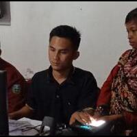 saat-wanita-warga-suku-anak-dalam-berbondong-bondong-untuk-difoto-ktp-el