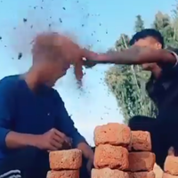 heboh-video-adu-suit-pukul-kepala-dengan-batu-bata-gak-takut-bocor-kepala-gan