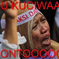 massa-emak-emak-cekcok-dengan-aparat-di-sidang-rizieq-shihab