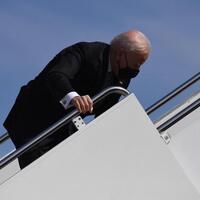 biden-tersandung-beberapa-kali-saat-menaiki-tangga-air-force-one