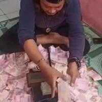 aksi-ustaz-gondrong-di-bekasi-gandakan-uang-hingga-viral-di-medsos