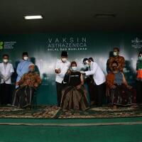 kyai-muda-nu-jatim-disuntik-vaksin-astrazeneca-ini-harapan-menkes