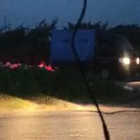 mobil-pickup-buang-lima-karung-sampah-di-perumahan-grand-cikarang-city