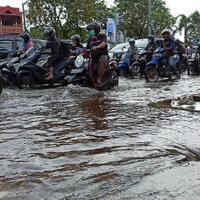 takut-terobos-banjir-pakai-motor-ini-tipsnya