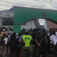 desak-habib-rizieq-dibebaskan-massa-simpatisan-geruduk-kejari-cianjur