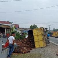 sopirnya-asyik-mengemudi-sambil-pacaran-truk-pengangkut-sawit-terbalik-di-jalinsum