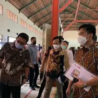 ketika-gibran-lihat-langsung-mobil-esemka-yang-digunakan-jokowi-saat-jadi-wali-kota