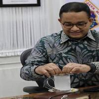 sambil-memeras-jeruk-di-gelas-air-kelapa-anies-sapa-warganet-untuk-makan-siang