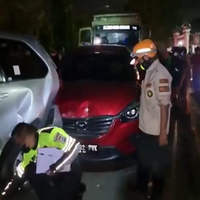 sleman-gempar-truk-hilang-kendali-hantam-10-mobil-di-lampu-merah-ring-road-utara