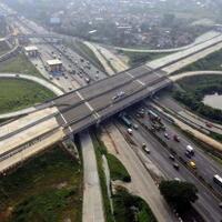 ada-pengerjaan-erection-highmast-gerbang-tol-cengkareng-ke-bandara-soetta-terdampak