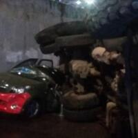 mobil-tni-ringsek-tertimpa-truk-pengemudi-selamat
