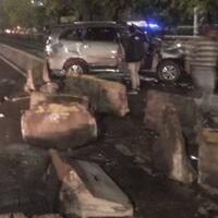 hantam-separator-busway-kijang-innova-ringsek-dan-pengemudi-terluka