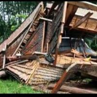diterjang-puting-beliung-dua-rumah-adat-di-toraja-porak-poranda