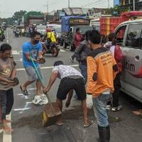 gagal-nyalip-bikers-tewas-terlindas-truk-tronton-di-mojokerto