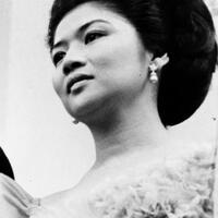 imelda-marcos-wanita-luar-biasa-yang-pernah-membuat-the-beatles-diludahi