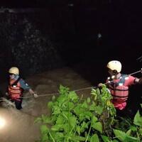 mobil-hanyut-terseret-arus-sungai-cipugur-satu-orang-hilang