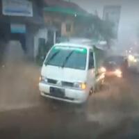 banjir-bandang-terjang-jalan-bandungan-sumowono-lalu-lintas-macet-total