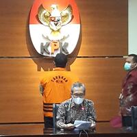 jadi-tersangka-kpk-bupati-bandung-barat-aa-umbara-dan-anaknya-kompak-sakit