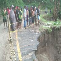 diterjang-hujan-lebat-jalur-penghubung-2-kabupaten-di-ntt-nyaris-putus