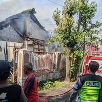 korsleting-listrik-rumah-di-mojokerto-ludes-terbakar