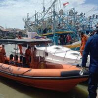 tim-sar-berangkatkan-15-nelayan-selamat-dan-2-jenazah-korban-insiden-tabrakan-kapal