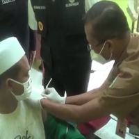 ribuan-pengasuh-dan-pendidik-pesantren-di-sumatera-selatan-jalani-vaksinasi-covid-19