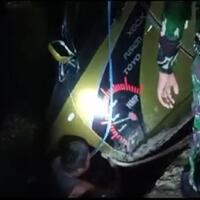 pengemudi-wanita-baru-bisa-nyetir-mobil-terjun-ke-laut