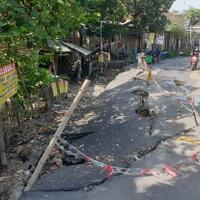 sungai-marmoyo-erosi-jalan-antarkecamatan-di-mojokerto-amblas