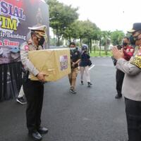 polda-jatim-kirim-bantuan-sosial-untuk-korban-banjir-bandang-di-ntt