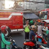 bikin-macet-jalan-polisi-ingatkan-warga-tidak-tonton-kebakaran-pasar-kambing