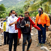 jokowi-kunjungi-korban-banjir-di-desa-nele-ntt-56-warga-meninggal