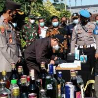 ribuan-botol-miras-seharga-ratusan-juta-digilas-bak-aspal-di-tulungagung