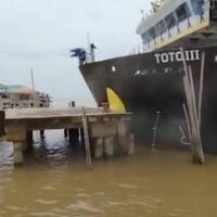 hilang-kendali-kapal-besi-hantam-dermaga-kampung-laut-jambi