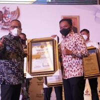 pwi-sulsel-beri-penghargaan-tokoh-peduli-pers-untuk-ilham-azikin