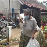 kisah-istri-pensiunan-polisi-jadi-pemulung-dulu-makmur-kini-mengais-barang-bekas