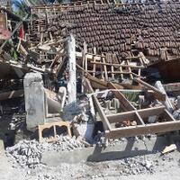 semangat-itu-masih-menyala-di-antara-puing-berserakan-sisa-guncangan-gempa-malang