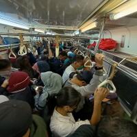 jelang-salat-terawih-perdana-malam-ini-begini-penampakan-di-krl-commuter-line