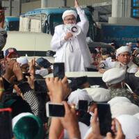 saksi-ratusan-ribu-massa-jemput-kedatangan-rizieq-di-bandara-soekarno