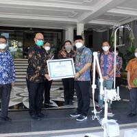 pt-hm-sampoerna-serahkan-alat-terapi-pernapasan-ke-pemkot-surabaya-ini-fungsinya