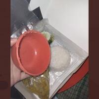 ketika-dapat-nasi-kotak-lengkap-dengan-cetakannya-netizen-itu-rejeki