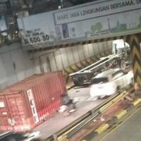 boks-kontainer-terlepas-dari-badan-truk-di-underpass-tanah-abang