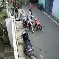 kondisi-ramai-2-manusia-silver-nekat-gasak-motor-di-cipulir