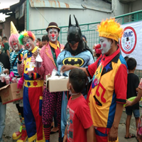 batman-dan-badut-turun-ke-jalan-bagikan-takjil-berbuka-puasa